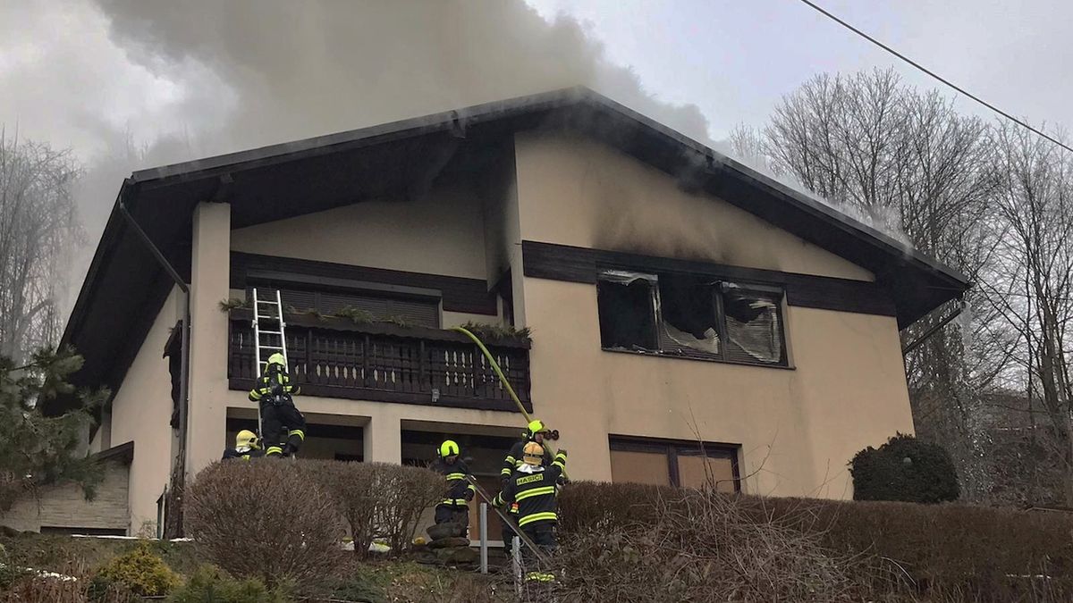 Požár rodinného domu na Jablonecku: vyhořelo celé patro, škoda dva miliony